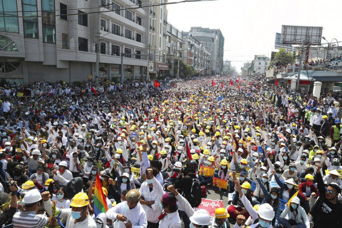 第二大城市曼德勒，民众高举标语上街。AP图片