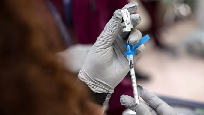 针对Omicron的改良版新冠疫苗拟在临牀试验完成前于本周获美国授权。AP资料图片