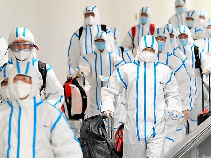 中國體操隊到達東京時，被發現全隊都身穿防護衣。朝日新聞圖片