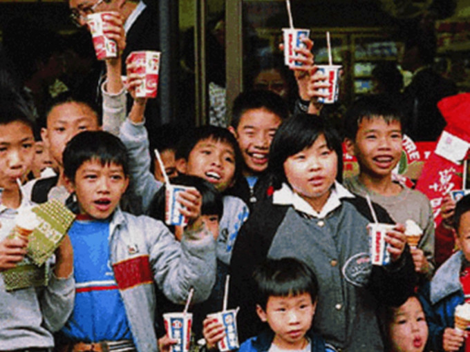 1985年第100間分店於李鄭屋開業，小朋友們與思樂冰拍照留念。7-Eleven提供
