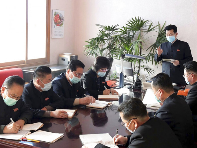 朝鲜总理金载里翁在朝鲜平壤紧急防疫总部开会。AP资料图片