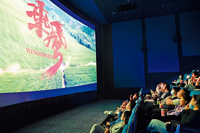■内蒙古呼和浩特民众昨天观看电影《我和我的父辈》。