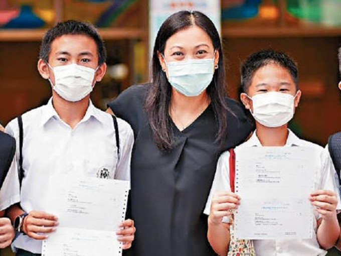 陳小燕（中）負責主編的新書《疫情亦情——校園抗疫暖心故事》，將疫情下教育界的努力與辛酸與讀者分享。