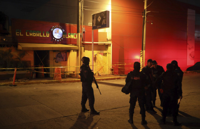 墨酒吧被擲疑汽油彈縱火多人死傷。AP
