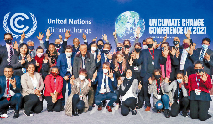 ■聯合國氣候變化大會上周六閉幕，各國代表拍攝大合照。