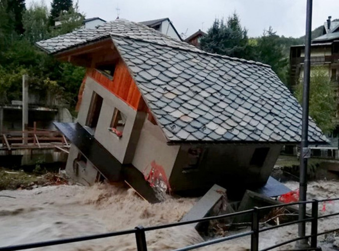 在意大利北部山區，風暴造成多地水浸。AP圖片