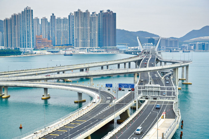 将蓝隧道及连接路通车，运输署表示正研究过海巴士路綫。