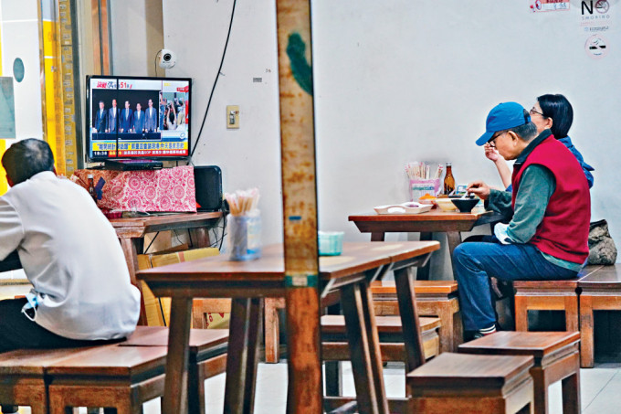 台湾民众前日在小吃店观看「蓝白合」会谈。