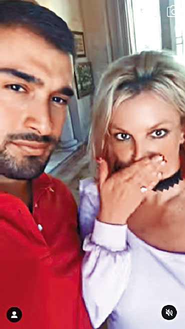 Britney昨大晒巨型钻戒证订婚，日前Sam才被黑客公开钻戒照片。