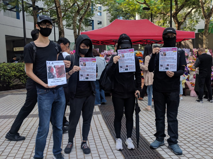 典禮開始前已有十多名身穿黑衣戴面罩的科大學生手持海報在場外抗議。