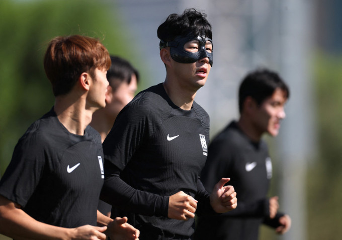 孫興民(中)化身面罩俠，帶領南韓鬥烏拉圭。Reuters
