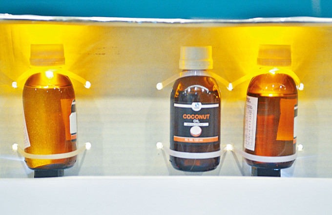 怀疑液态冰毒（左）及正常椰子油（右）。　