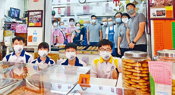 ■葵青警區聯同少年警訊和耆樂警訊會員學習用傳統手工製作月餅。