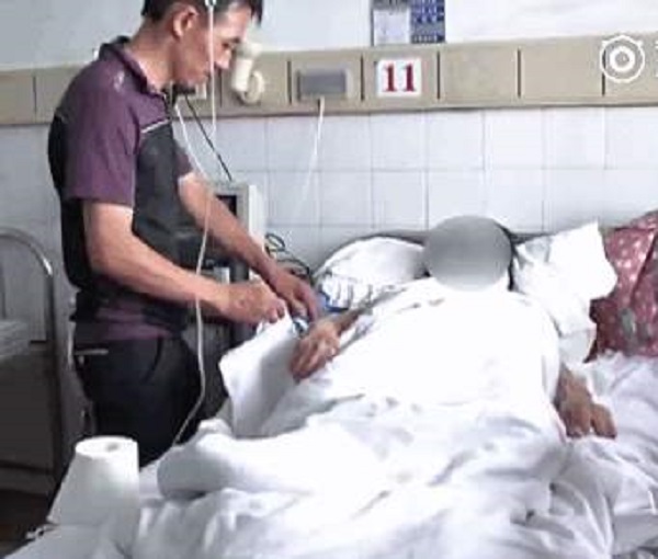 受害人69歲老婦黃桂清在醫院留醫，需要進行手術