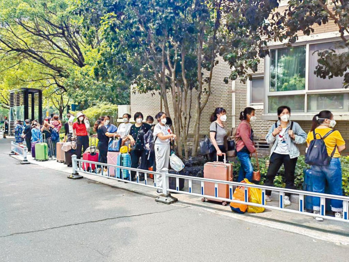 回上海工作的外地人，被拒進入居住小區。
