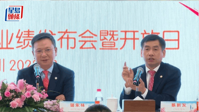 从左往右：平安银行董事长谢永林、平安银行行长特别助理蔡新发