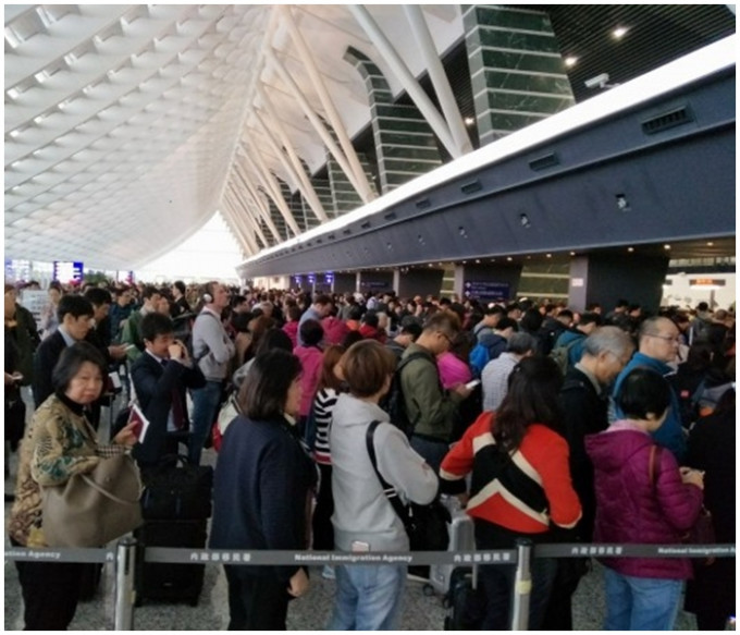 台灣桃園機場出現大量旅客。李芮萱fb圖片