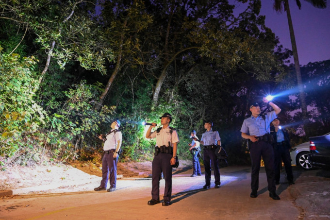 警員於清水灣道一帶鄉郊地區進行針對性反爆竊巡邏。