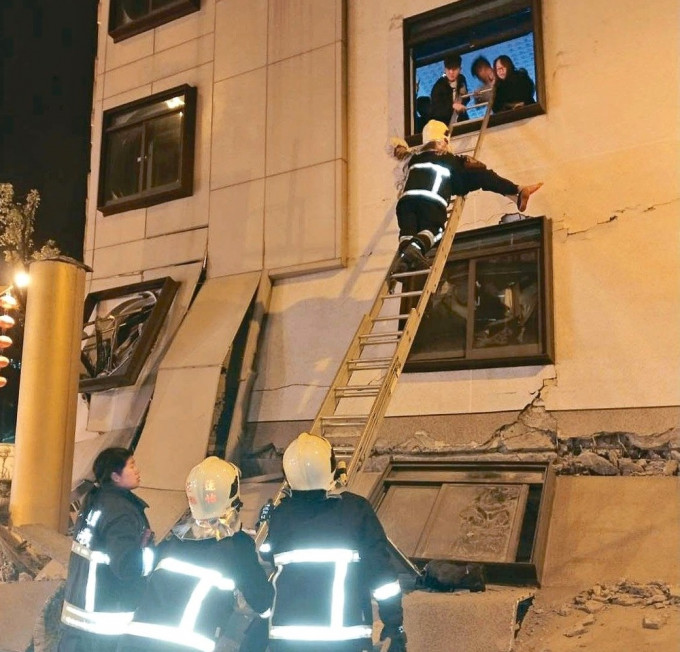 花莲统帅饭店一楼塌陷。网上图片