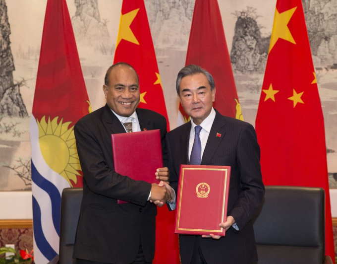 王毅（右）與基里巴斯總統兼外長馬茂（左）簽署聯合公報。