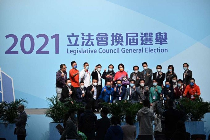 新华社评论指，「五眼联盟」无视踊跃投票的百万港人，无视「五光十色」的当选人。