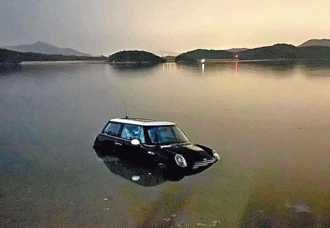 MINI Cooper半截車身如「在水中央」被淹沒。