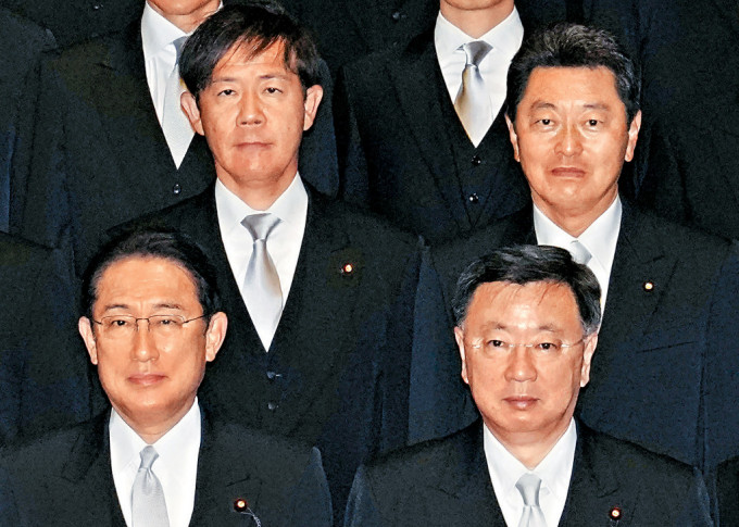 池田佳隆(右上)2021年宣誓就任文部科學副大臣後，與岸田文雄(左下)等人合照。