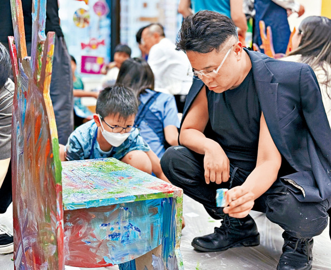 马兴文(右)介绍「小龙马椅」设计理念，并与参加者一同进行彩绘。