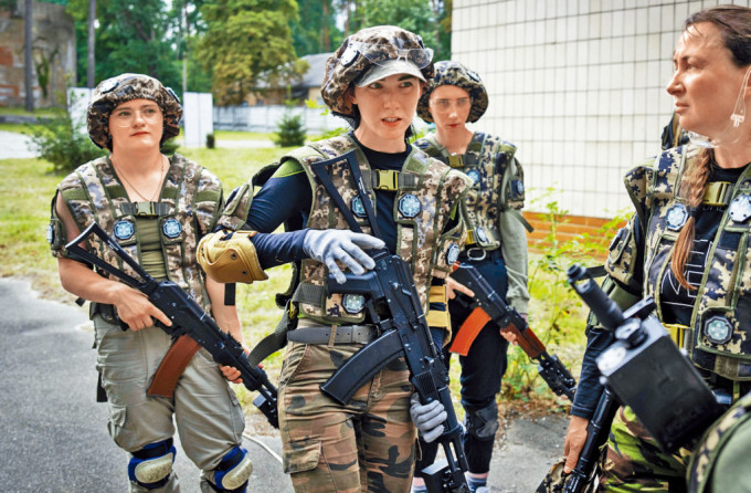 一群女志願者周五在基輔接受為平民而設的軍事訓練。