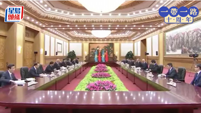 习近平会见哈萨克总统托卡耶夫。 央视新闻截图