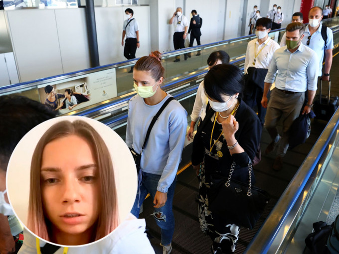 白俄女跑手（淺藍色襯衫）在警察護送下抵達東京成田機場。路透社圖片