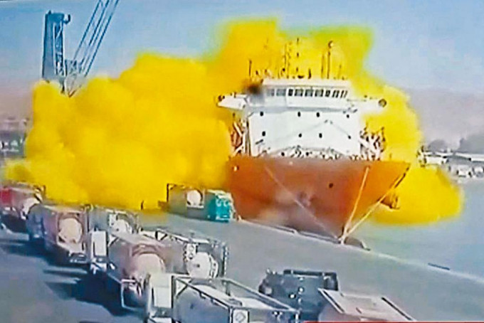 約旦亞喀巴港氯氣氣缸爆炸一刻，釋放大量黃色煙霧。