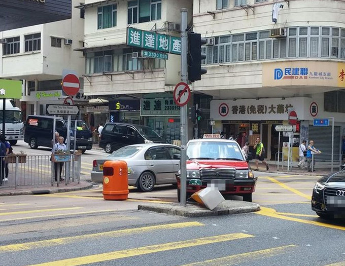 的士撞毀安全島燈箱。網民Chrixcape Yuen攝