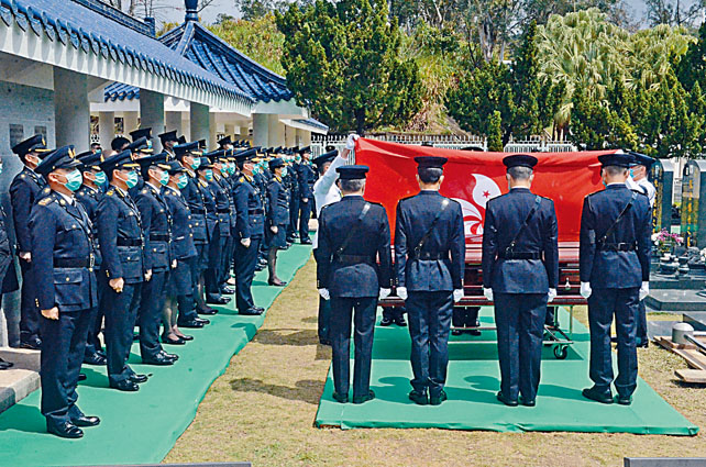 ■殉職高級關員吳詠敏，靈柩蓋上特區區旗送抵浩園安葬。