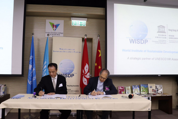 香港聯合國教科文組織協會副會長李鍔(右)與周計良在簽署儀式。