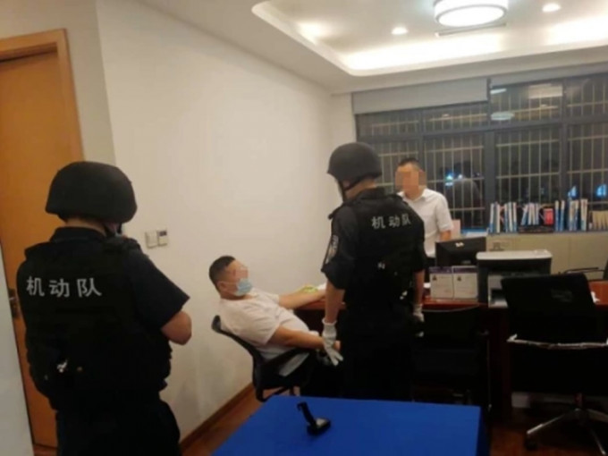 杭州一男子图打劫银行不果，要求经理报警拘捕自己。网图