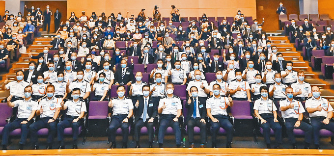 ■警队「一哥」萧泽颐（前排中）出席「好市民奖」颁奖礼，表扬四十名协助灭罪的市民。