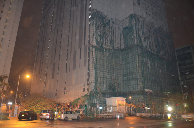大厦外墙一幅约50乘50米棚架昨晚9时许倒塌。
