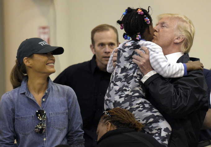 一名小女孩走上前，特朗普把她抱起，送上親吻。AP