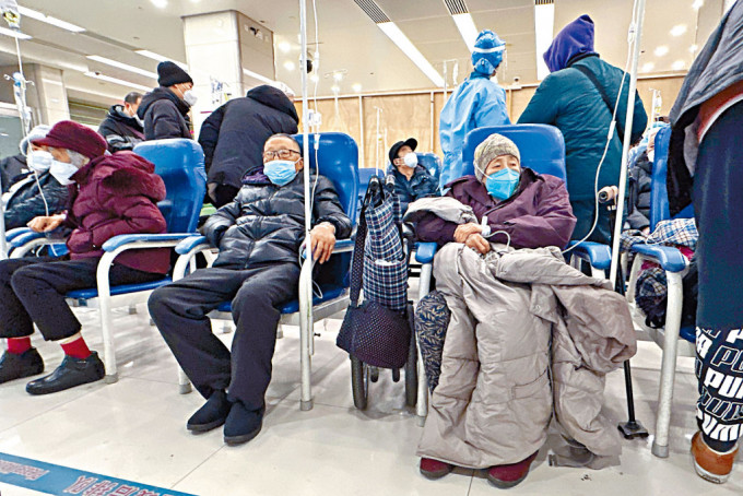 除夕日，大批老年患者在北京一所医院内等候。