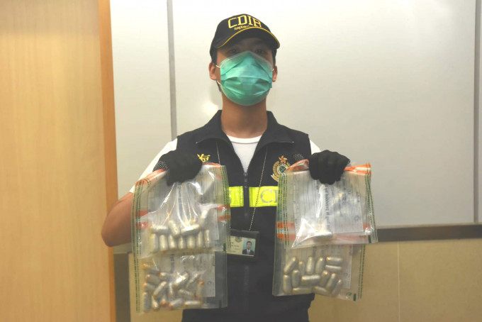 巴西来港男旅客被捕后再排出40多粒胶囊。