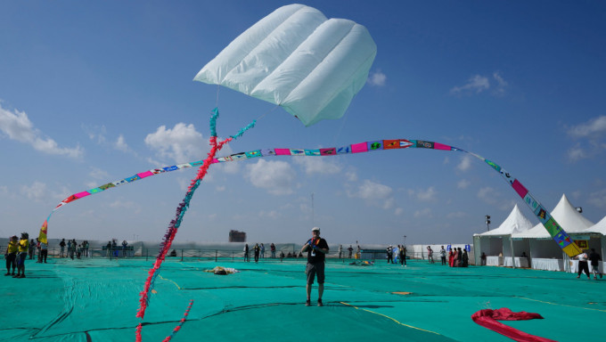 印度古吉拉特邦国际风筝节风筝欣赏。 美联社