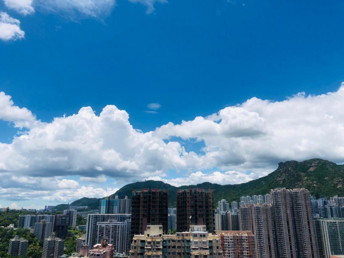 外望開揚獅子山景致,綠意盎然。