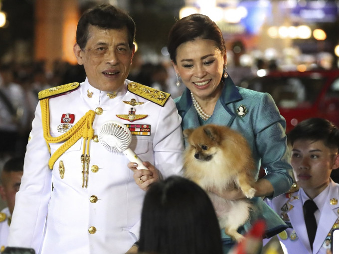 该帐号散布贴文力挺泰皇哇集拉隆功及君主制。AP资料图片