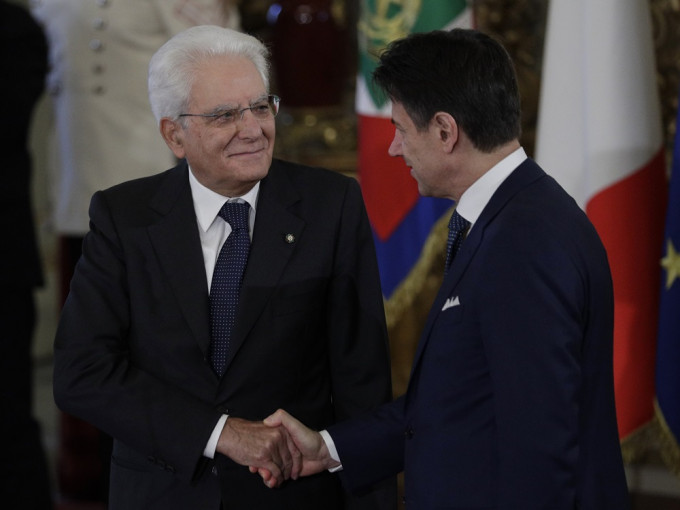 意大利总理孔特(右)已正式向总统马达雷拉(左)请辞。AP图片