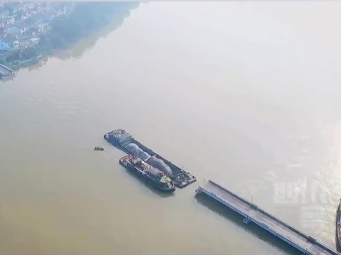 揚州壁虎大橋被運煤船隊撞斷。