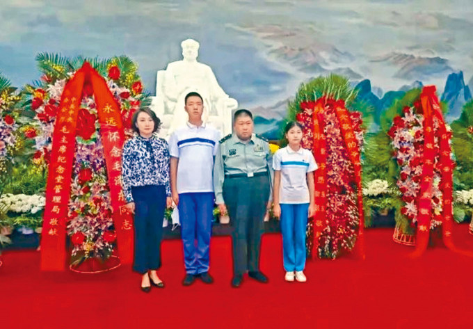 毛澤東孫子毛新宇帶同家人昨日瞻仰毛主席紀念堂。