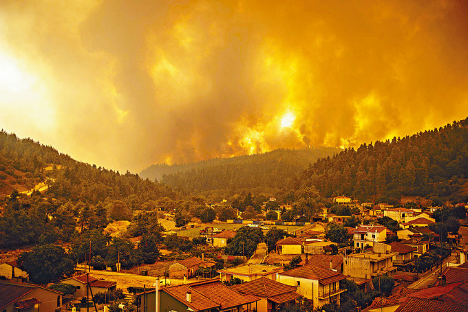 ■希臘埃維亞島的山火周日逼近村莊。