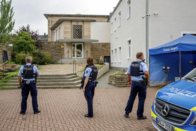 警方根據線報，封鎖成為恐襲目標的猶太教堂。美聯社圖片