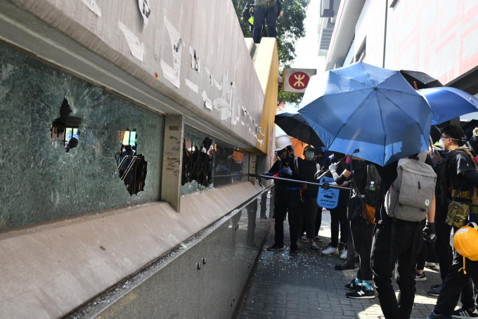 有示威者破壞港鐵站的玻璃。